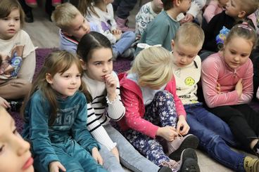 Wieluń: Biblioteka Miejska zaprosiła dzieci na spotkanie z fotografem Piotrem Pabisiakiem